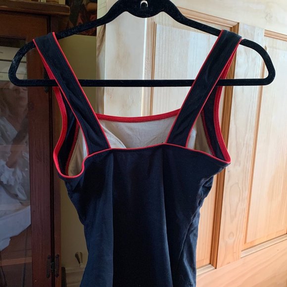 Swimsuit, size 8. TYR, 100 % Polyester, strech performance, Black and red. - Picture 3 of 10